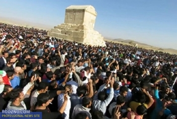 گزارش نشريه انگليسي از دليل تجمع مردم در آرامگاه كوروش گزارش نشريه انگليسي از دليل تجمع مردم در آرامگاه كوروش