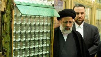 هشدار!آقاي رييسي؛ امام رضا (ع)کاندیدای انتخابات نیست