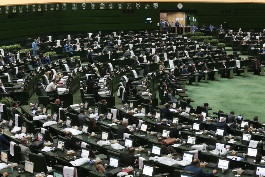 برخورد مجلس با بودجه کاملا سیاسی است