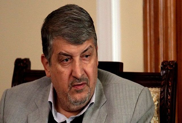 اگر حداد عادل دست فرح را بوسید احمدی نژاد هم صورت مادر چاوز را بوسید