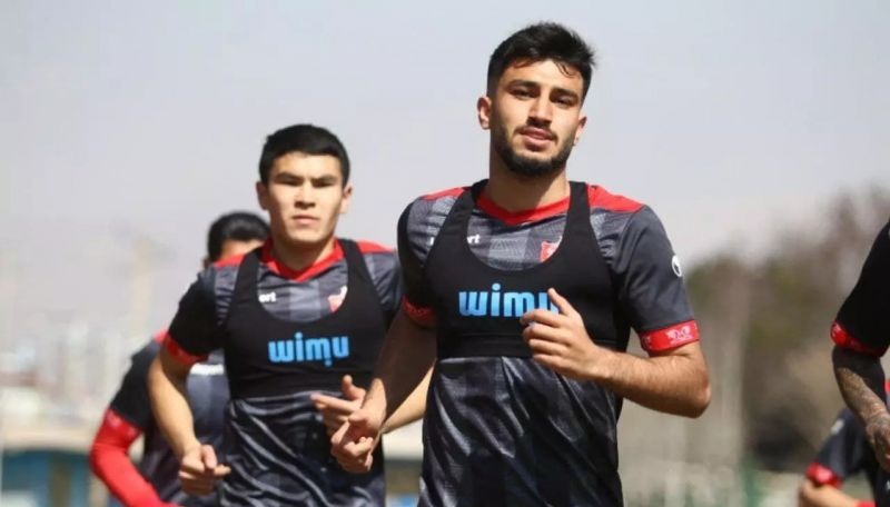 پیراهن اقای گل پرسپولیس بر تن خرید جدید یحیی