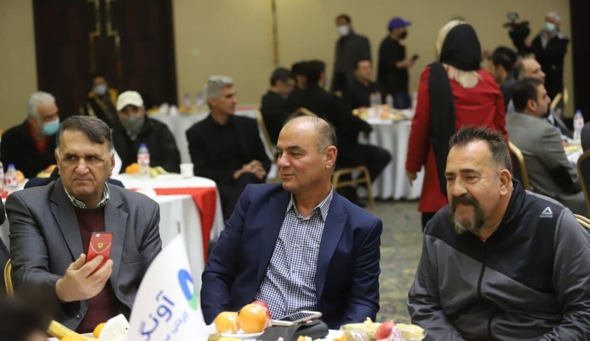 حمله به اعضای کادر فنی پرسپولیس : چرا این بازیکن در دربی فیکس بود؟!