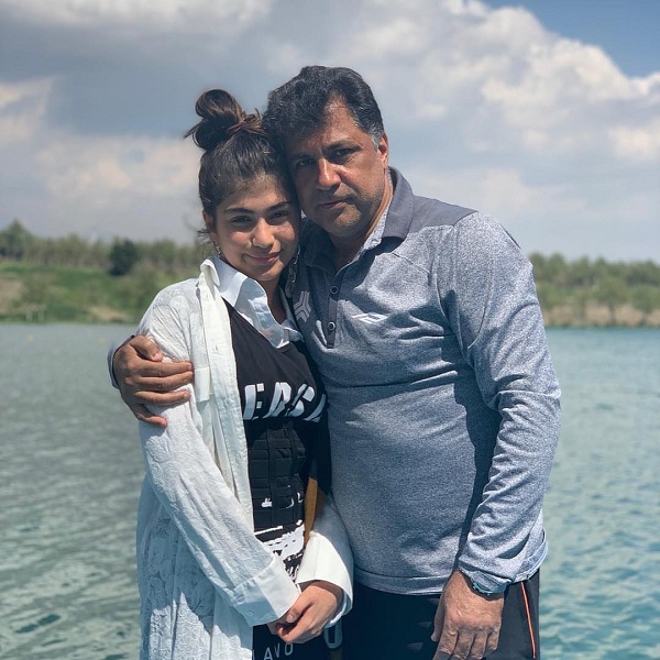 علی دایی دختر بزرگش را مخفی کرده است؟ + عکس های لو رفته علی دایی و دنیز دایی