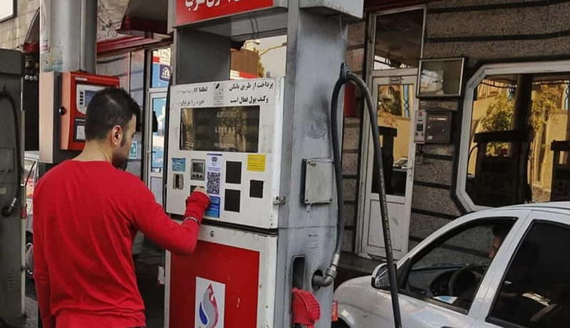 کیهان: اگر رئیسی رئیس جمهور نبود در حمله سایبری به پمپ بنزینها مملکت دچار فاجعه و بلوا می شد