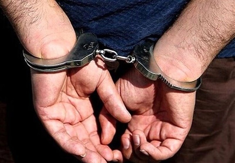 پلیس: امروز در میدان انقلاب تهران، فردی به بهانه خودکشی سعی در برهم زدن نظم جامعه را داشت / روی سقف پراید ایستاده بود و یک سلاح کمری و گالن بنزین و بلندگو داشت / این فرد دستگیر شد / او حین دستگیری یک تیر هوایی هم شلیک کرد