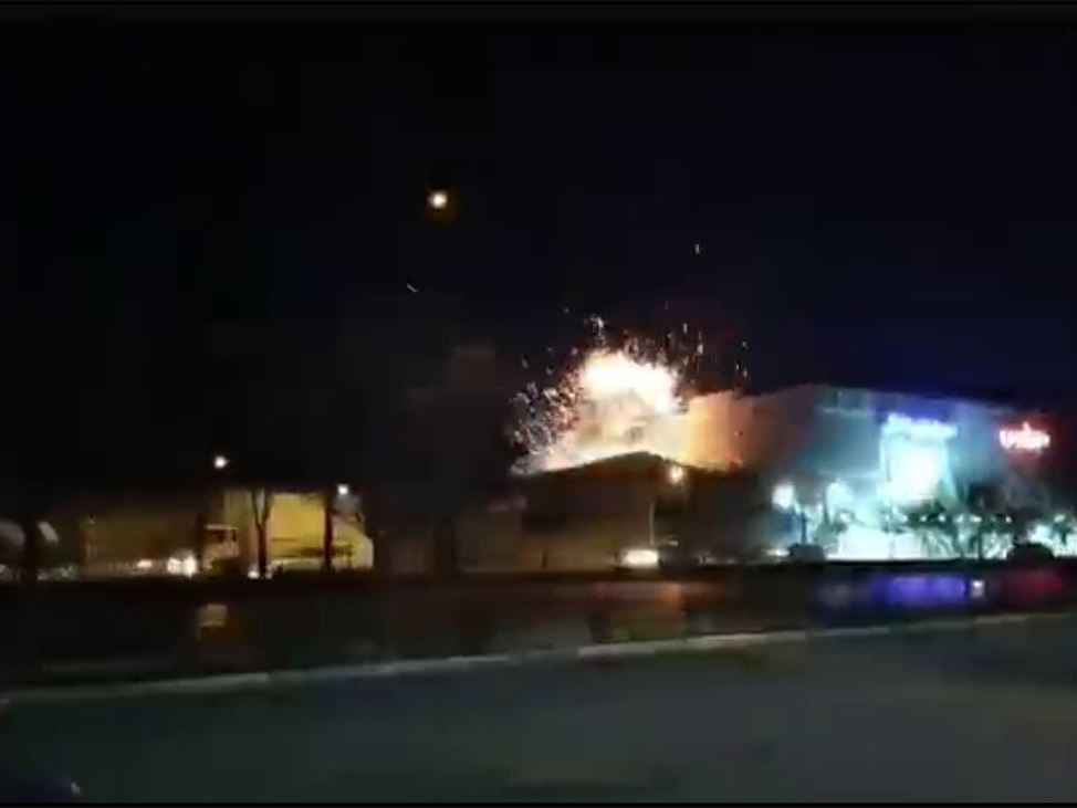 معاون استاندار اصفهان درباره حادثه شب گذشته: یکی از ریزپرنده ها سرنگون شد؛ دو ریزپرنده دیگر هم در تله پدافندی گرفتار و مجبور شدند خودشان را منفجر کنند / صدایی که شنیده شد، ناشی از آن بود که پدافند آن ریزپرنده را مورد اصابت قرار داد