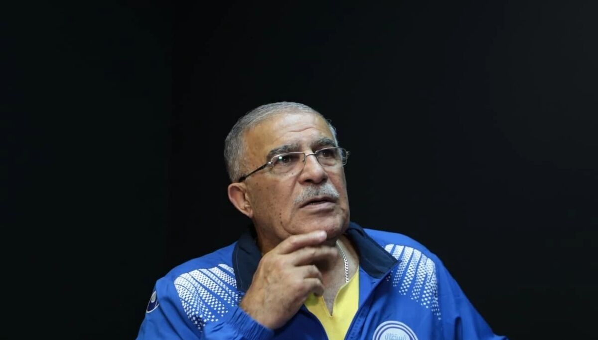 حسن روشن ، مهدی تاج را شست و روی طناب پهن کرد