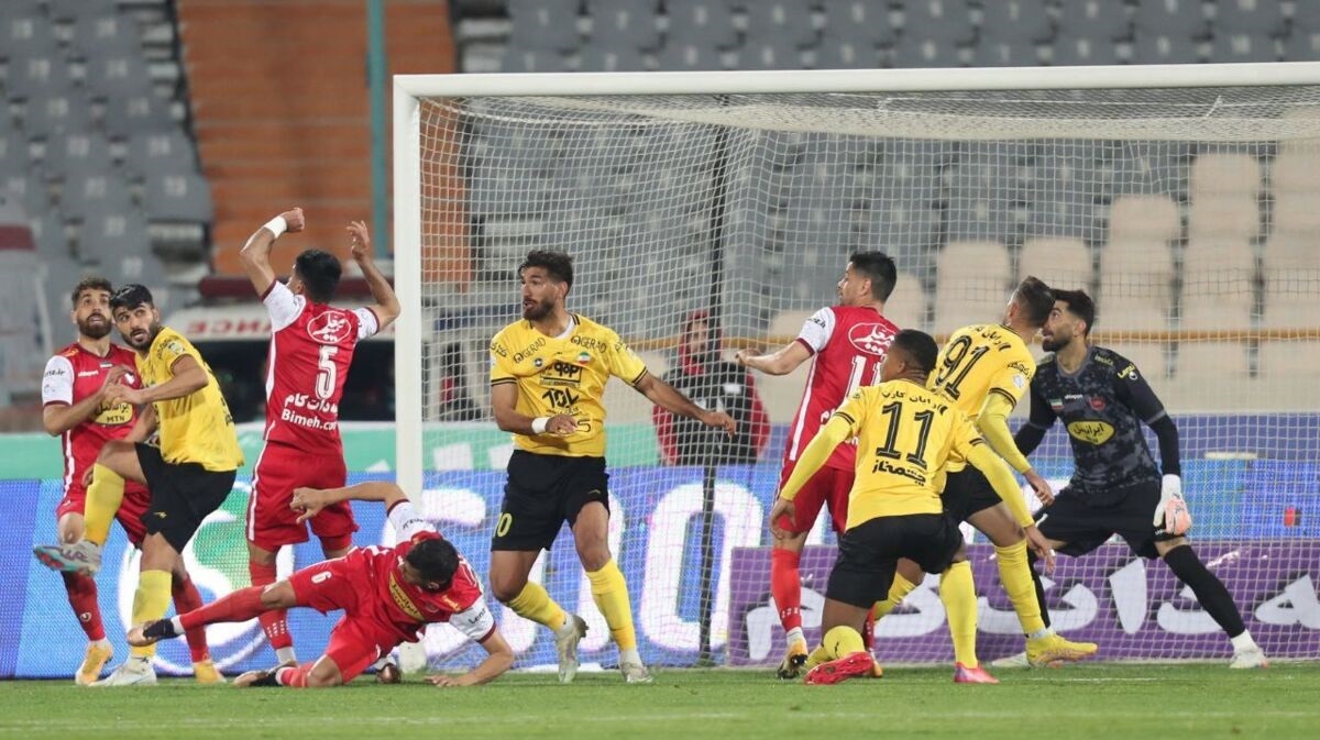 هواداران پرسپولیس بازیکنان سپاهان را فراری دادند