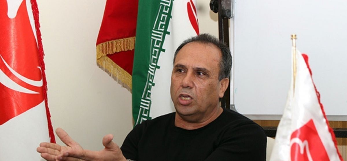 پرسپولیس آن قدر پیشکسوت بزرگ دارد که این آقا انگشت کوچک آنها هم نمی شود