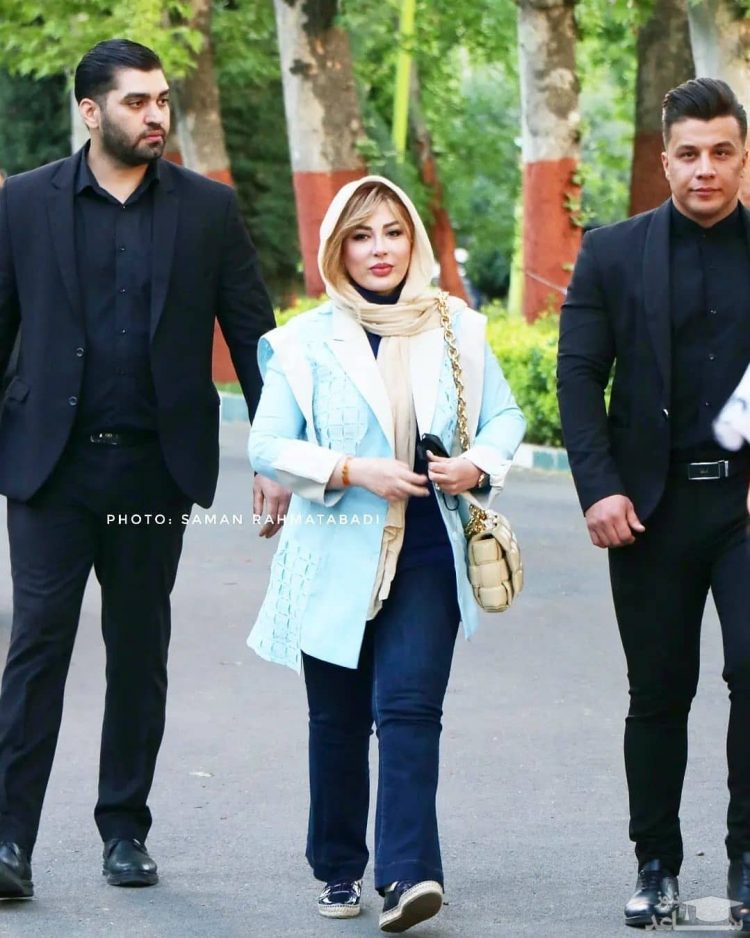 نیوشا ضیغمی با بادیگاردهای غول پیکر در مکان عمومی/عکس