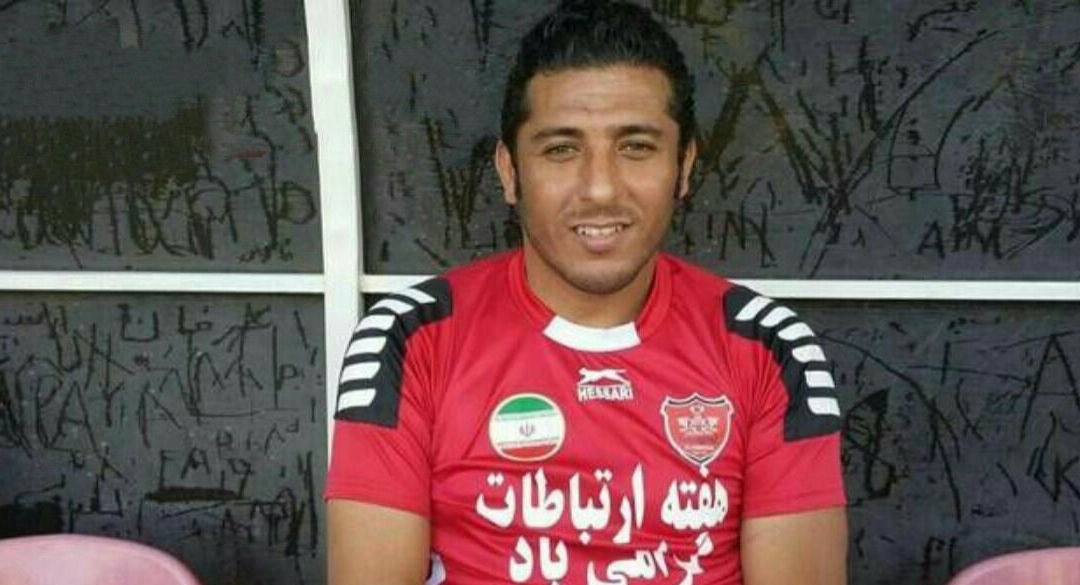 لباس پرسپولیس بر تن جنجالی‌ترین بازیکن استقلال