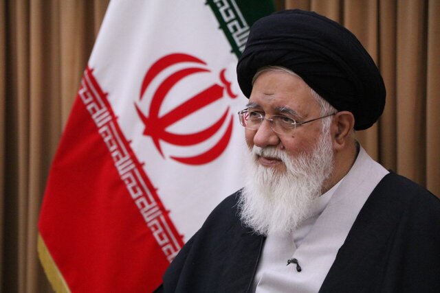 دشمنان نظام و اسلام با علم کردن موضوعی و عملیات روانی می‌خواهند یکی از مسئولان را کنار بزنند و بر شما مردم مسلط شوند
