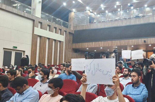 پلاکارد جنجالی مقابل چشمان رئیس صداوسیما