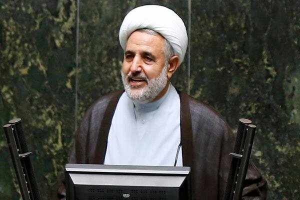 ذولنور: بی حجابی برای مردم آزاردهنده است؛ نباید دست های بیگانه را نادیده گرفت / سگ‌گردانی مردم را اذیت می‌کند