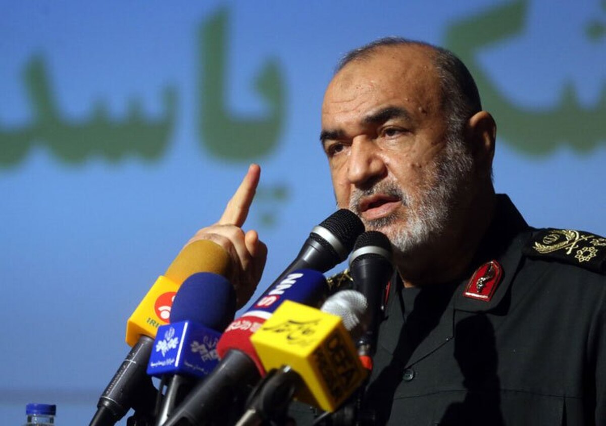 فرمانده کل سپاه: ما وقتی از کشور دفاع می‌کنیم، برای همه دفاع می‌کنیم، حتی برای آن‌ها که به دلیل فریب و اغوای دشمن، ما را دوست ندارند