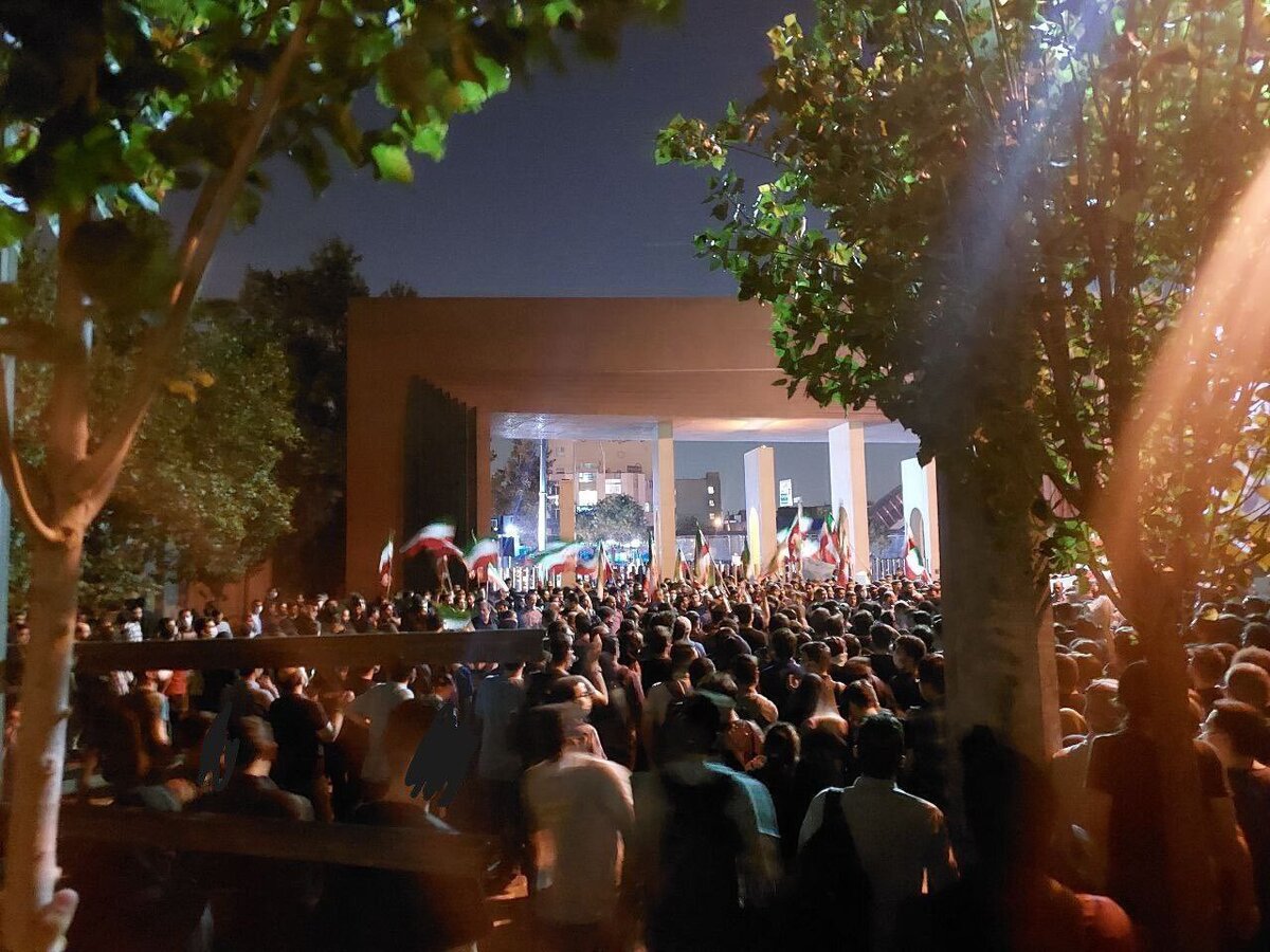 هنگامی که دانشجویان دانشگاه شریف از پارکینگ قصد خروج داشتند درگیری رخ داد؛ هم گاز اشک‌آور شلیک شد، هم تیرهای پینت‌بال