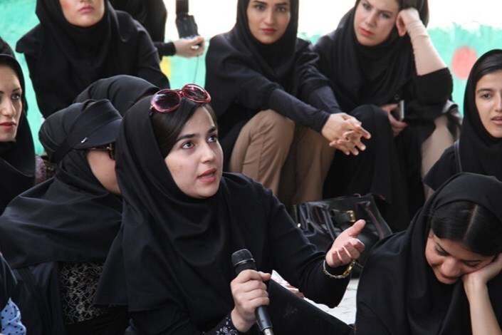 نتایج یک نظرسنجی: ۶۲ درصد دختران دانشجو می‌گویند میل به مهاجرت‌مان به وضعیت کلی کشور بستگی دارد