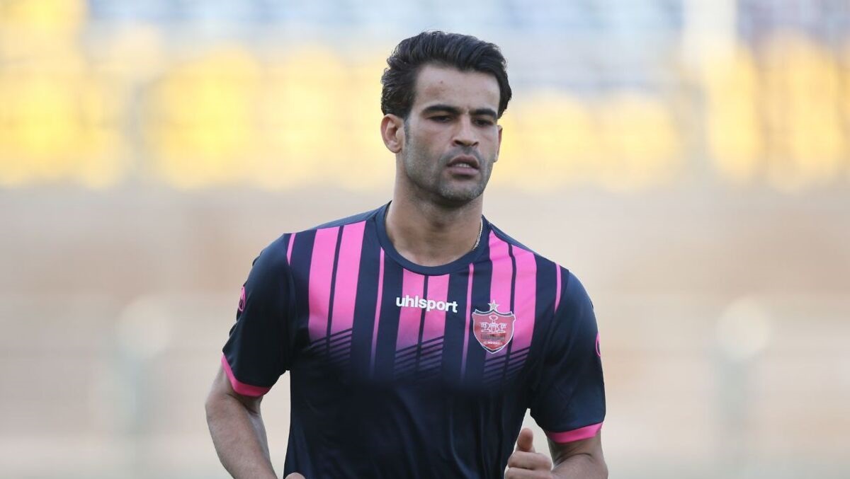 لباس مهاجم اخراجی پرسپولیس بر تن عیسی آل کثیر
