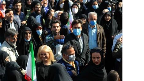 زنی با موهای بلوند در مراسم 13 آبان: نجات ایران در گرو