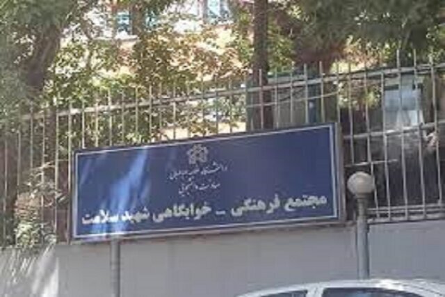 معاون دانشگاه علامه‌: در وقایع شب گذشته خوابگاه دخترانه «سلامت» دو دانشجو مصدوم شدند / این احتمال وجود دارد که نیروهای امنیتی در بیرون از خوابگاه، از گاز اشک‌آور و تفنگ‌ ساچمه‌ای استفاده کنند؛ گاز اشک آور نیز با وزش باد به خوابگاه وارد شود