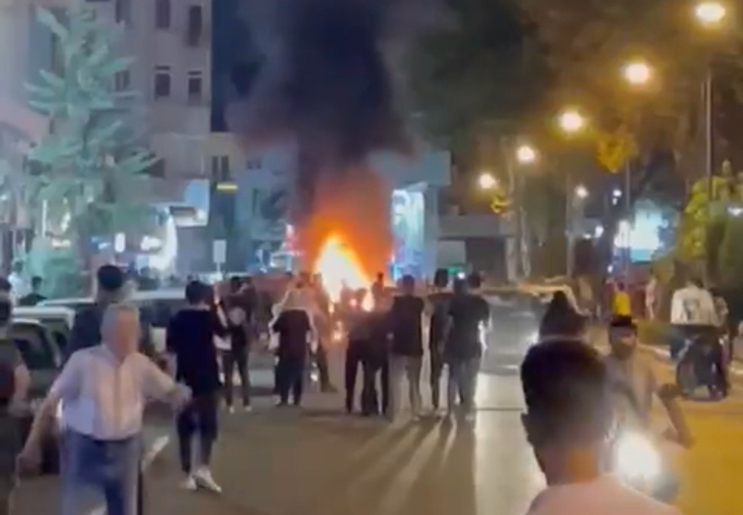 فرمانده انتظامی بندر انزلی درمورد کشته شدن مهران سماک: بر اساس شواهد موجود، او بر اثر تیراندازی با سلاح شکاری مورد اصابت قرار گرفته / در همان ساعات اولیه تعدادی از مظنونین را شناسایی و دستگیر کردیم / تلاش برای شناسایی ضارب همچنان ادامه دارد
