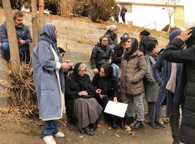 حضور برخی هنرمندان مطرح سینما جلوی درب «اوین» برای رسیدگی به وضعیت ترانه علیدوستی
