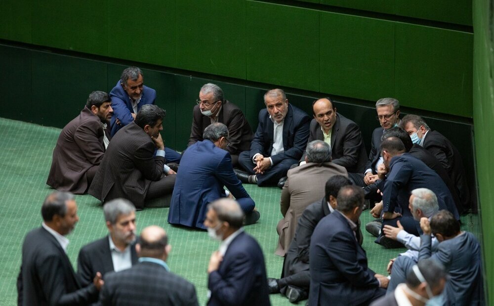 طرح جدید مجلس: آموزش همگانی برای همه افراد ۷ تا ۵۰ سال / جریمه نقدی برای کسانی که در مهلت قانونی آموزش نمی بینند/ از آموزش مفاهیم دینی تا نحوه استفاده از وسایل ارتباط جمعی