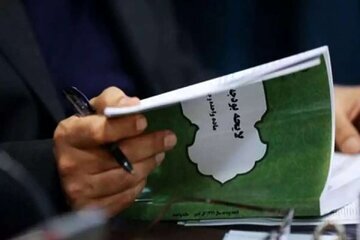 دعوای شدید دولت و مجلس بر سر رقم افزایش حقوق کارمندان/ سلیمی: برای کارمندی که ۱۰ میلیون تومان حقوق می‌گیرد و گوشت ۷۰۰ هزار تومان می‌خرد، کاری نکنیم؟!