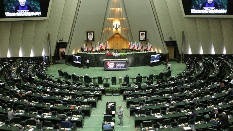 آغاز جلسه علنی مجلس/ طرح استیضاح وزیر صمت در دستور کار/ رئیس‌جمهوری، فاطمی‌امین را همراهی نکرد