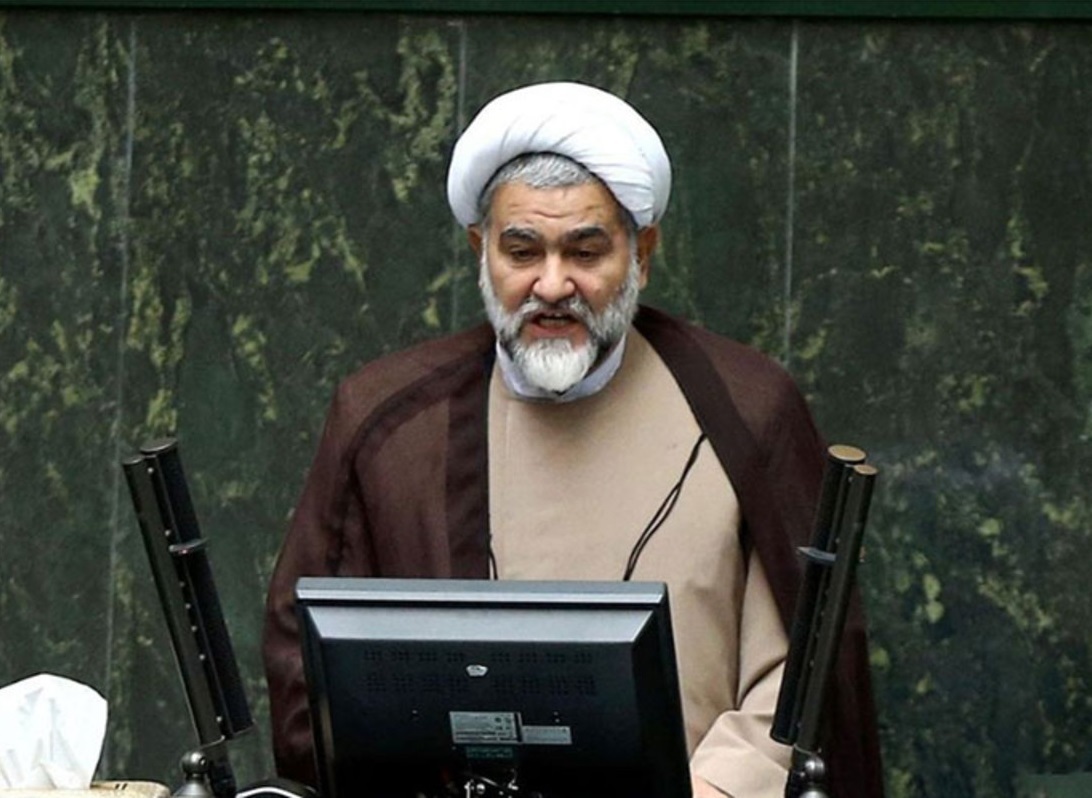 نوروزی، عضو کمیسیون قضایی مجلس درباره موضوع تذکر خلبانان به مسافران برای رعایت حجاب: کارمندان دولت ضابطان عام هستند/ رانندگان اتوبوس و مترو و خلبانان هواپیما طبیعتا باید تذکر خودشان را داشته باشند