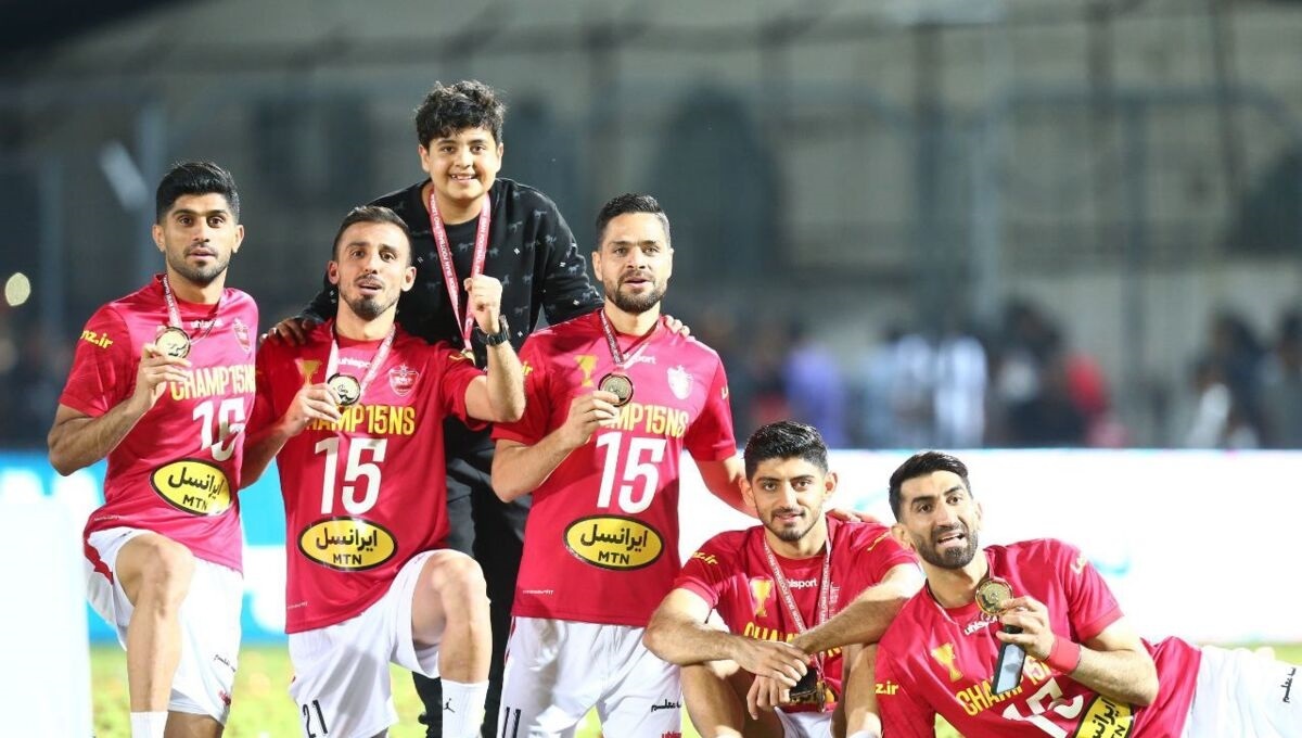 همای سعادت روی شانه هافبک دفاعی خوشبخت پرسپولیس