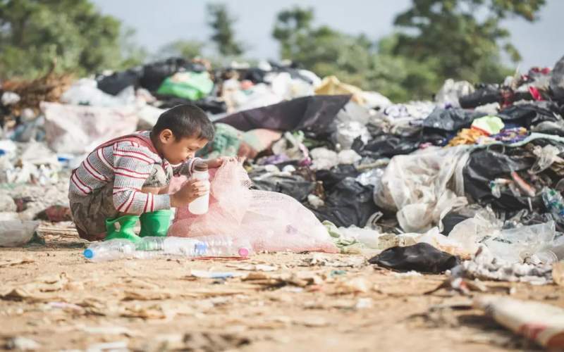 نیمی از جمعیت کشور زیر خط فقر مطلق هستند