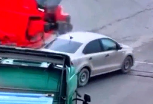 تصادف وحشتناک یک قطار با خودروی حواس‌پرت