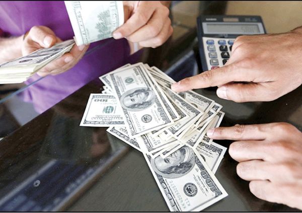 مافیای نفتی مانع اختصاص ارز به واردات کالاهای اساسی می‌شود