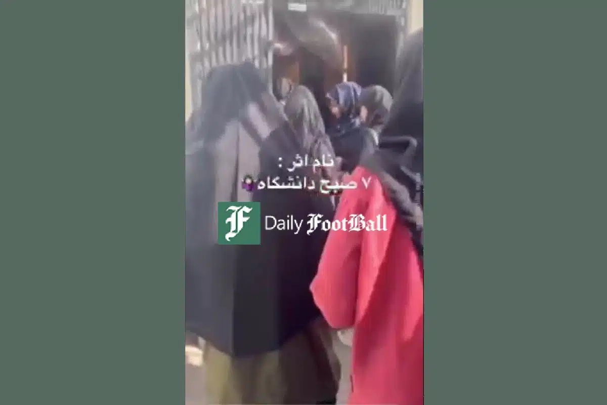 لحظه ممانعت حراست دانشگاه مانع از ورود دانشجویان دختر
