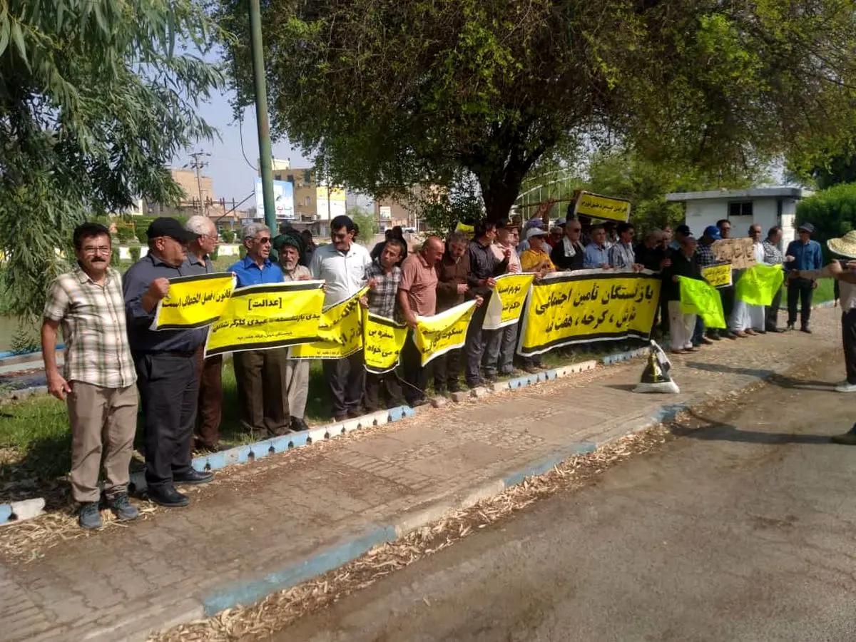 تجمع بازنشستگان در چند شهر ایران در اعتراض به مبلغ عیدی ها تجمع بازنشستگان در چند شهر ایران در اعتراض به مبلغ عیدی ها