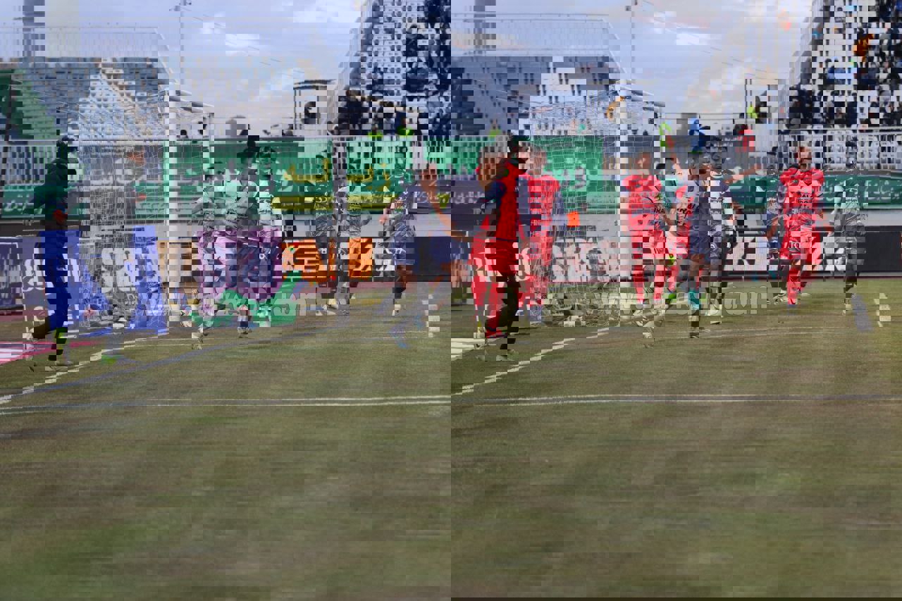 گندوز غرق در خیال، وسط دروازه پرسپولیس!(عکس)