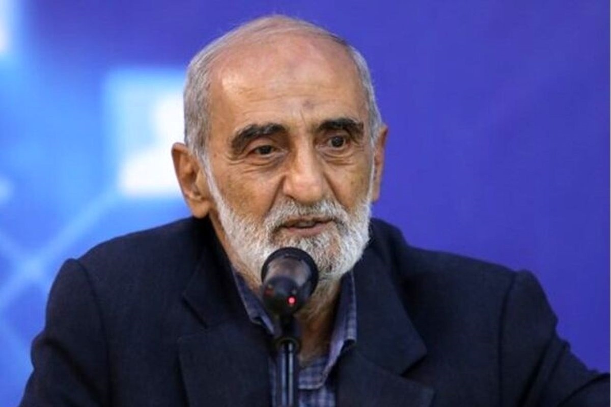 انتقاد تلویحی روزنامه اصولگرا از حسین شریعتمداری: القای دوقطبی «رهبری و دفتر رهبری» خطرناک است / مگر می‌شود خودسری در دفتر آقا تا این حد برسد؟