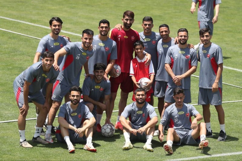 کودک پرسپولیسی معروف در آغوش ستاره‌ها