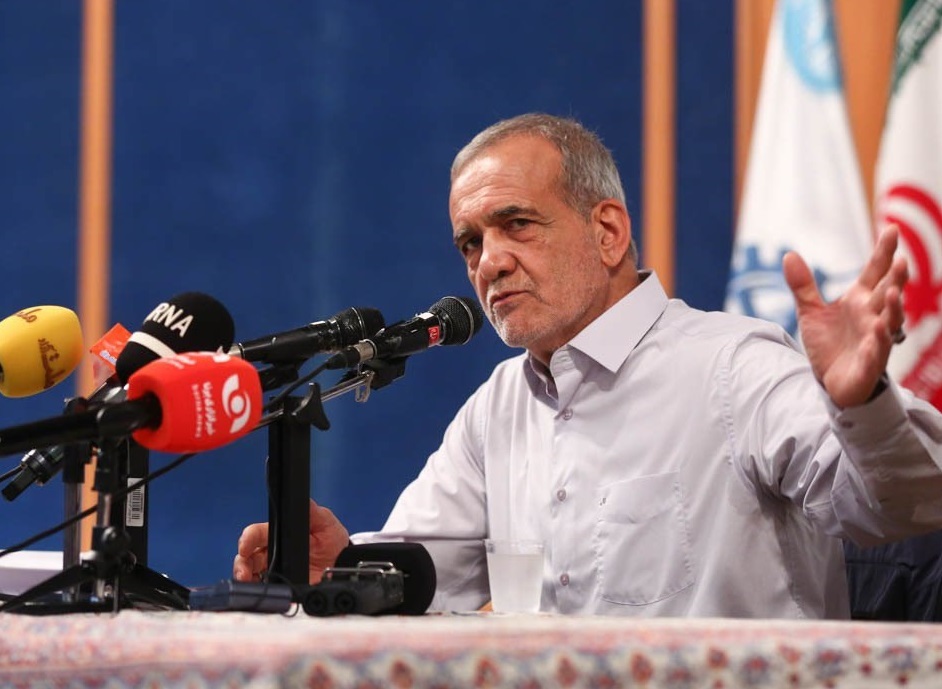 پزشکیان: جامعه‌ای که اعتراض نکند، مرده است / اگر کنار بایستید و در صحنه نباشید خودتان اجازه می‌دهید افرادی که عرصه را تنگ کرده اند، در صحنه حضور پیدا کنند