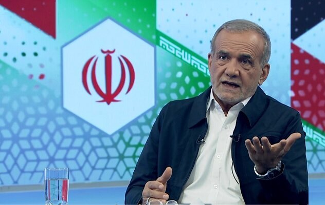پزشکیان: اگر بنزین قرار باشد گران شود باید خودروهایی وارد کنیم که مصرف آنها پایین است / نمی‌شود به زور به مردم ماشین بدهیم و بگوییم بنزین هم باید گران شود