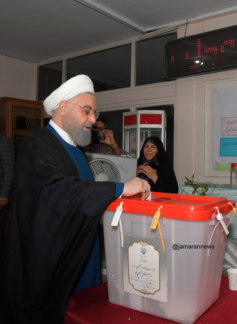 عکس / حسن روحانی رأی خود را به صندوق انداخت