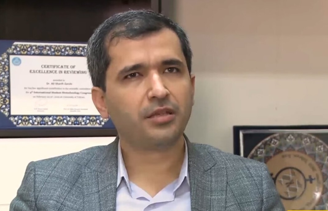 پیام شریفی زارچی، استاد اخراجی دانشگاه شریف به مردم: این پیامک های ارسالی سامانه های دولتی تله است؛ فریب نخورید / همین الان یکی از این دو جریان رقیب در انتخابات تهدید کرده که هیچ صفحه ای حتی با فیلتر شکن نباید باز شود / ممکن است روزی برسد که همین ابزار کوچک ارتباطات آزاد را هم از دست داده باشیم