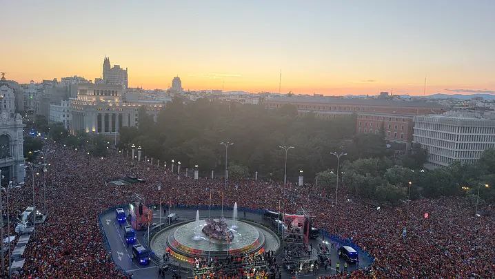 جشن باشکوه تیم ملی اسپانیا در یک مکان خاص