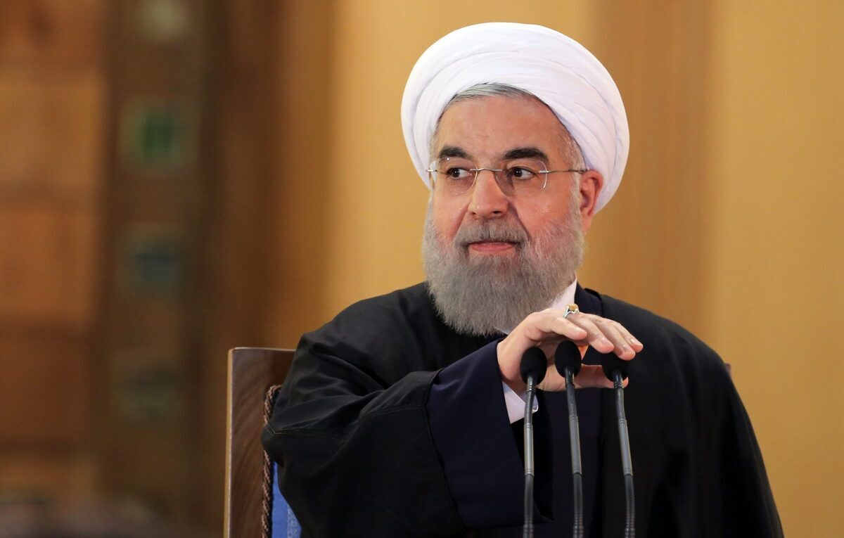 روحانی: آقایی ادعا می‌کند من گفته‌ام نمی‌گذارند ما واکسن وارد کنیم و وارد نکردیم، این دروغ شاخدار است/ تو چطور می‌خواهی رئیس‌جمهور باشی که این دروغ را داری به مردم می‌گویی؟ / در ستاد ملی کرونا گفتم عده‌ای مخالف واردات واکسن هستند، ولی ما زیر بار نمی‌رویم، ما واکسن وارد می‌کنیم/ دولت دوازدهم حدود ۳۰ میلیون دوز واکسن تزریق و ۶۰ میلیون دوز فقط با چین، قرارداد بست
