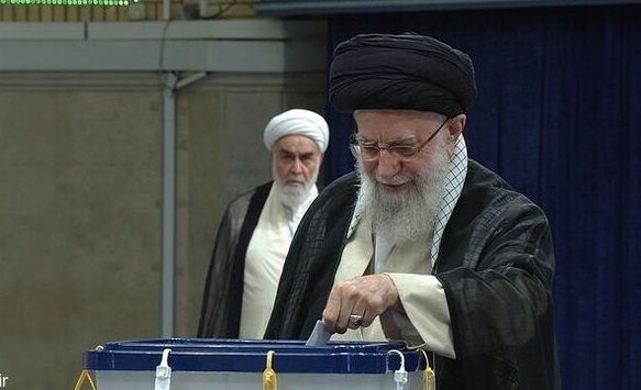 مقام معظم رهبری پس از انداختن رای خود به صندوق: افزایش رای‌دهنگان برای جمهوری اسلامی نیاز قطعی است