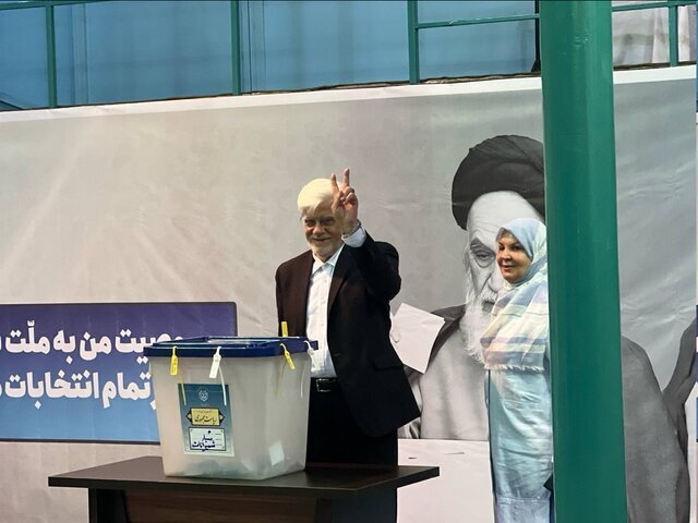 استایل شیک همسر عارف در حسینیه جماران