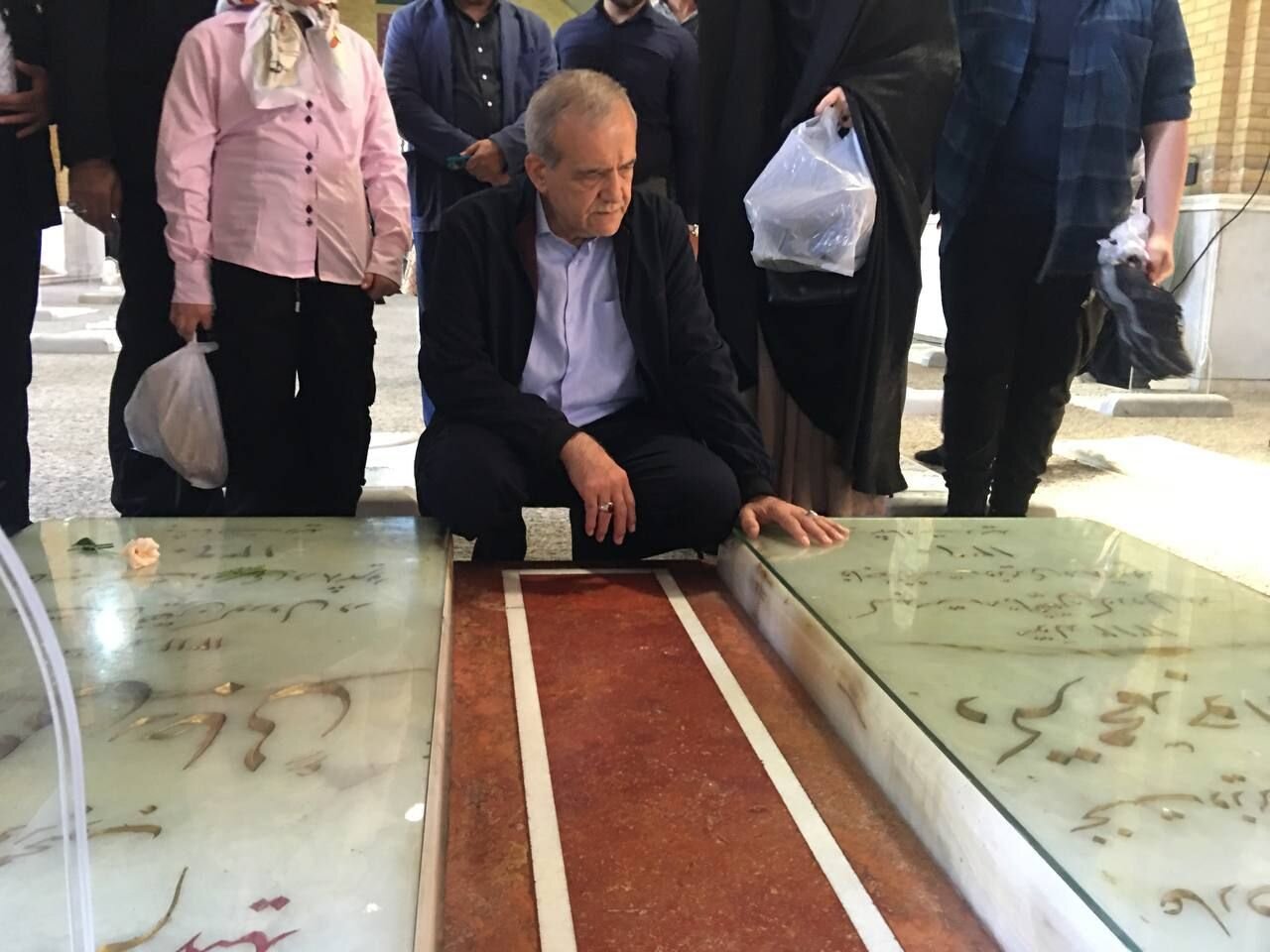 عکسی از پزشکیان، دختر و دو نوه‌اش در روز جمعه