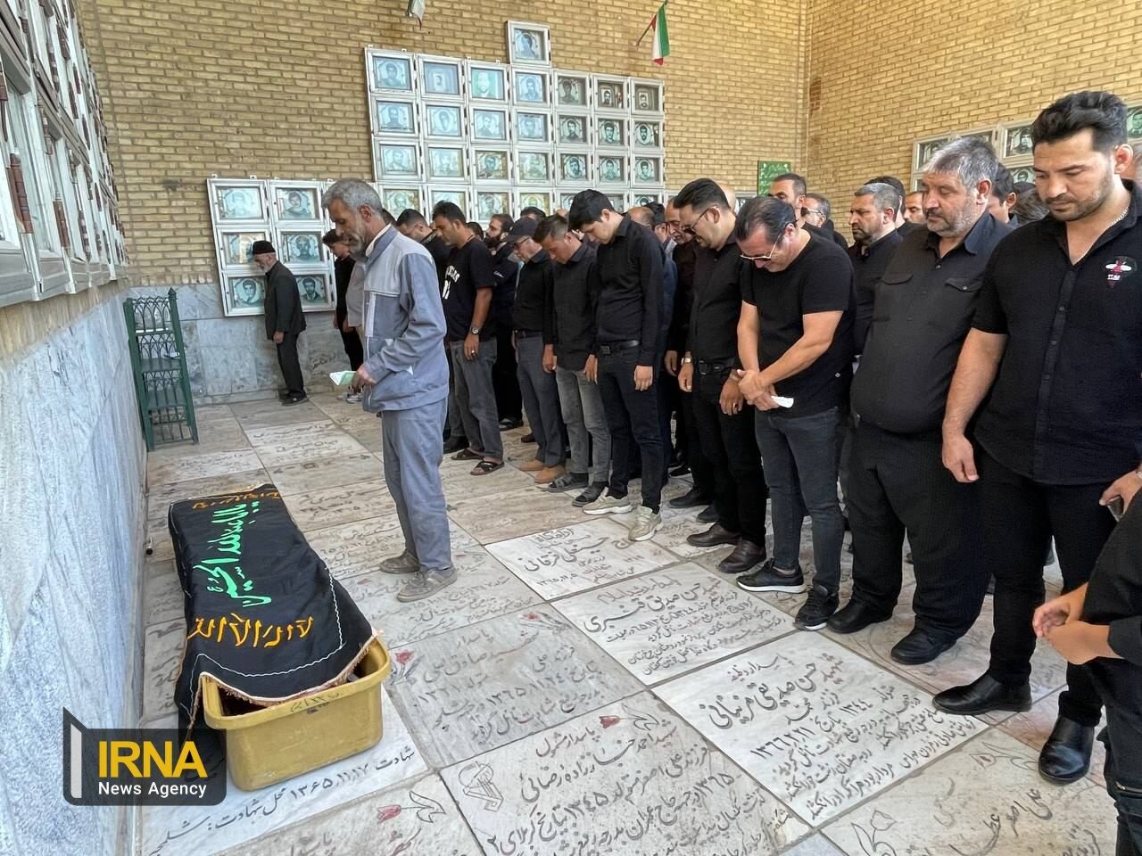 تصویر غمبار از اشکهای خداداد بر پیکر پدرش