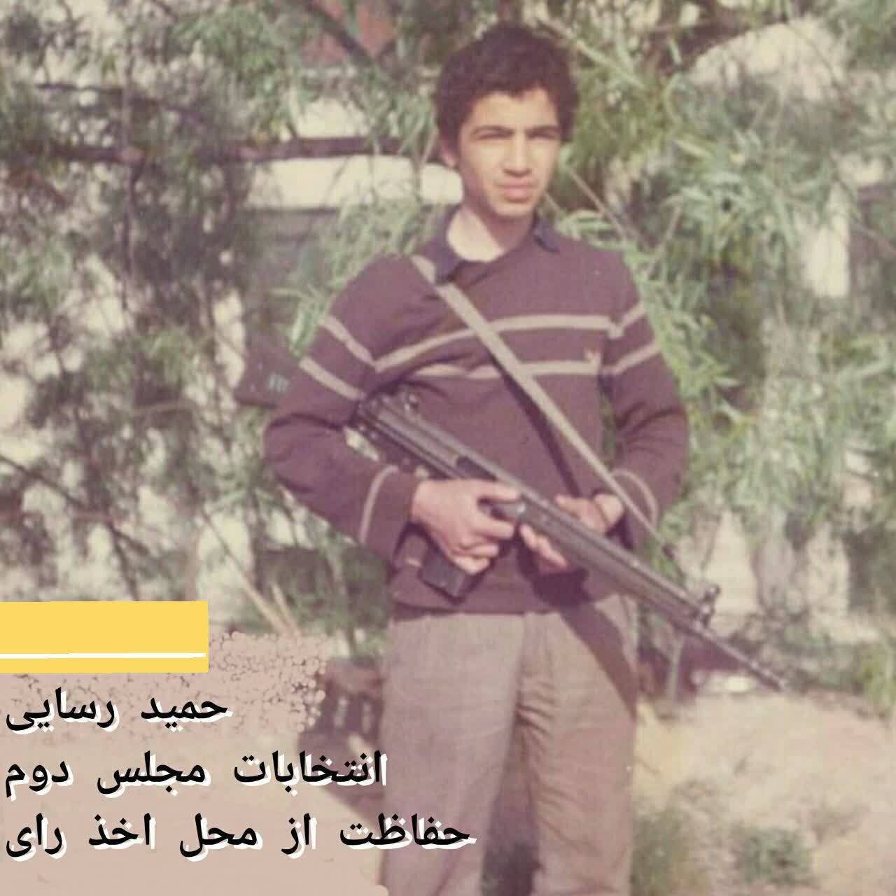 تصویر اسلحه به دست حمید رسایی در دهه ۶۰